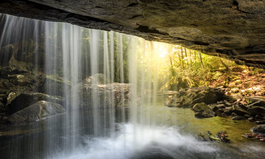 RNnetwork - travel nurse jobs in kentucky - featured image of waterfall in Daniel Boone National Park